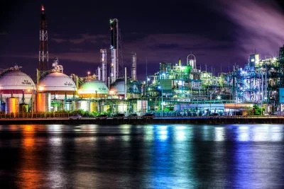 無料壁紙 虹色リフレクション。PCとデスクトップ壁紙に最適な4K高画質の無料壁紙。三重県四日市市の四日市コンビナートで撮影したフリー写真素材