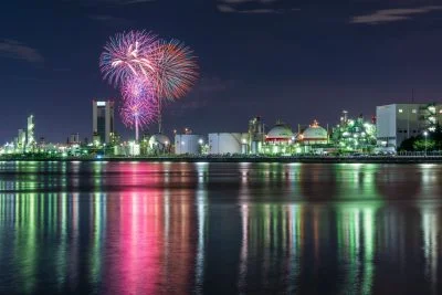 無料壁紙 工場夜景に舞う花火。PCとデスクトップ壁紙に最適な4K高画質の無料壁紙。三重県四日市市の四日市コンビナートで撮影したフリー写真素材