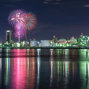 無料壁紙 工場夜景に舞う花火。PCとデスクトップ壁紙に最適な4K高画質の無料壁紙。三重県四日市市の四日市コンビナートで撮影したフリー写真素材
