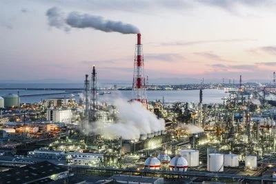 無料壁紙 工場風景。PCとデスクトップ壁紙に最適な4K高画質の無料壁紙。三重県四日市市の四日市コンビナートで撮影したフリー写真素材