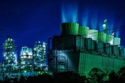 無料壁紙 塩浜エリアの工場夜景。PCとデスクトップ壁紙に最適な4K高画質の無料壁紙。三重県四日市市の四日市コンビナートで撮影したフリー写真素材