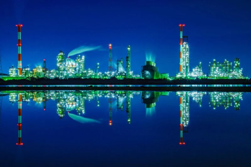 無料壁紙 水面鏡の工場夜景。PCとデスクトップ壁紙に最適な4K高画質の無料壁紙。三重県四日市市の四日市コンビナートで撮影したフリー写真素材