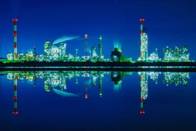 無料壁紙 水面鏡の工場夜景。PCとデスクトップ壁紙に最適な4K高画質の無料壁紙。三重県四日市市の四日市コンビナートで撮影したフリー写真素材