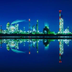無料壁紙 水面鏡の工場夜景。PCとデスクトップ壁紙に最適な4K高画質の無料壁紙。三重県四日市市の四日市コンビナートで撮影したフリー写真素材