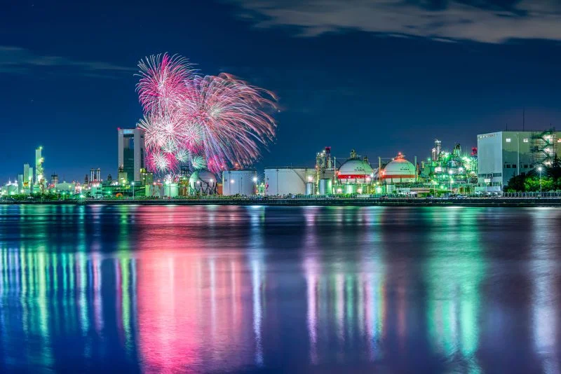 無料壁紙 四日市花火大会と工場夜景。PCとデスクトップ壁紙に最適な4K高画質の無料壁紙。三重県四日市市の四日市コンビナートで撮影したフリー写真素材