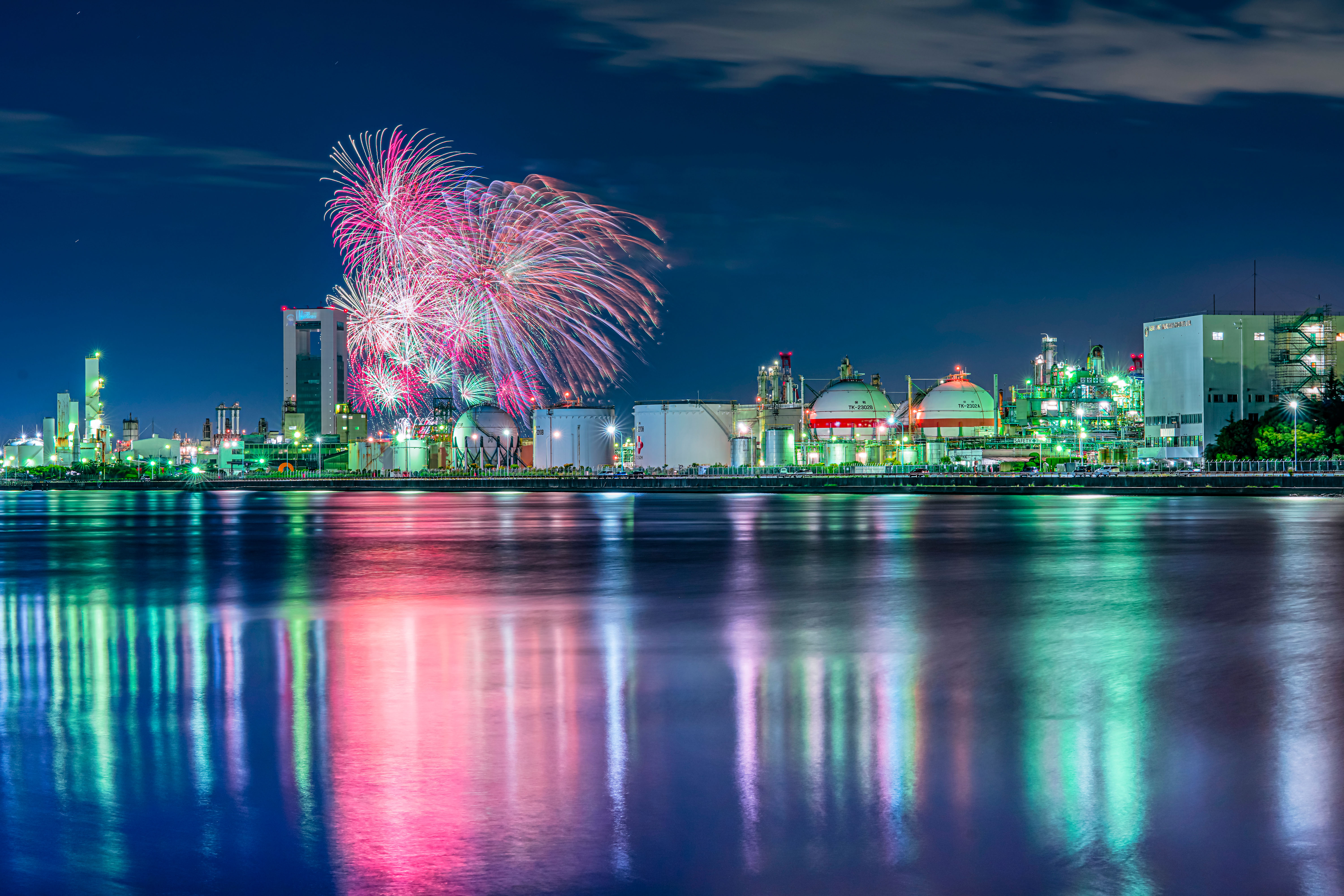 無料壁紙 四日市花火大会と工場夜景。PCとデスクトップ壁紙に最適な4K高画質の無料壁紙。三重県四日市市の四日市コンビナートで撮影したフリー写真素材