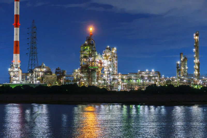 磯津西公園近くの堤防から眺める工場夜景とフルスタックの光景（三重県四日市市・四日市コンビナート）
