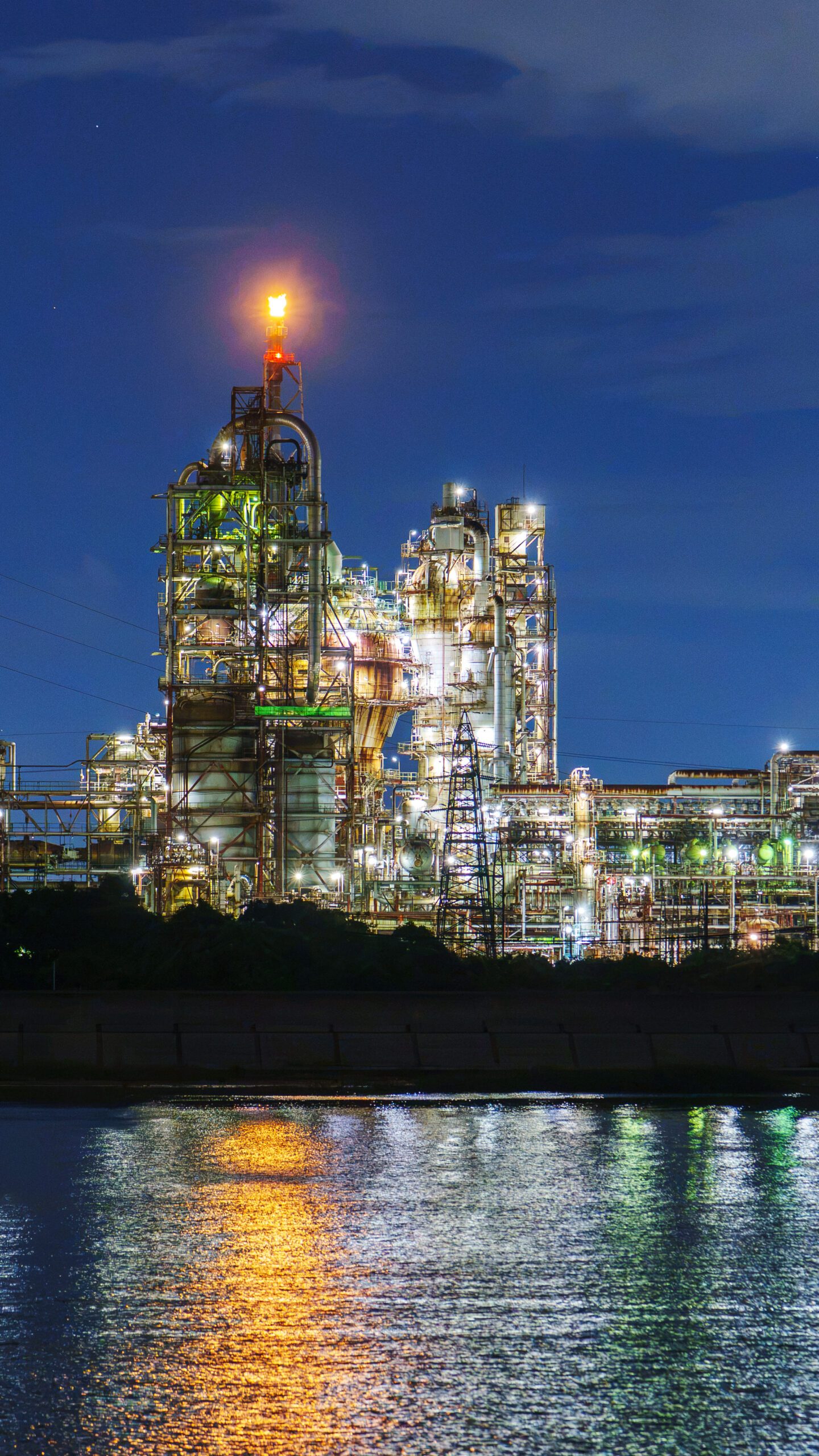 磯津西公園近くの堤防から眺める工場夜景とフルスタックの光景(三重県四日市市・四日市コンビナート)