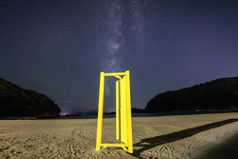 無料壁紙 どこでもドアと天の川。PCとデスクトップ壁紙に最適な4K高画質の無料壁紙。三重県紀北町の城ノ浜プール＆ビーチで撮影したフリー写真素材