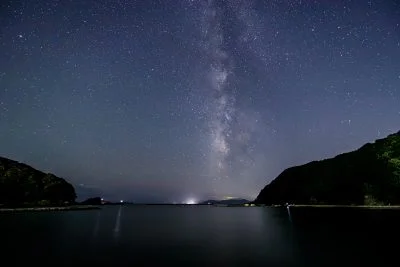 無料壁紙 ビーチから眺める天の川。PCとデスクトップ壁紙に最適な4K高画質の無料壁紙。三重県紀北町の城ノ浜プール＆ビーチで撮影したフリー写真素材