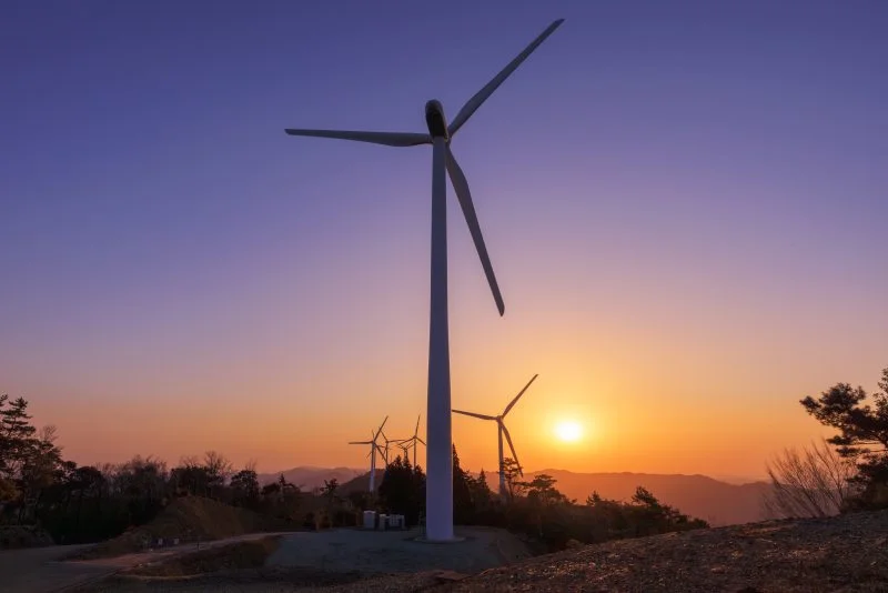 無料壁紙 風車と朝焼け。PCとデスクトップ壁紙に最適な4K高画質の無料壁紙。三重県度会町の度会ウィンドファームで撮影したフリー写真素材