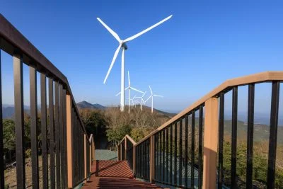 無料壁紙 展望大の階段から眺める風車。PCとデスクトップ壁紙に最適な4K高画質の無料壁紙。三重県度会町の度会ウィンドファームで撮影したフリー写真素材