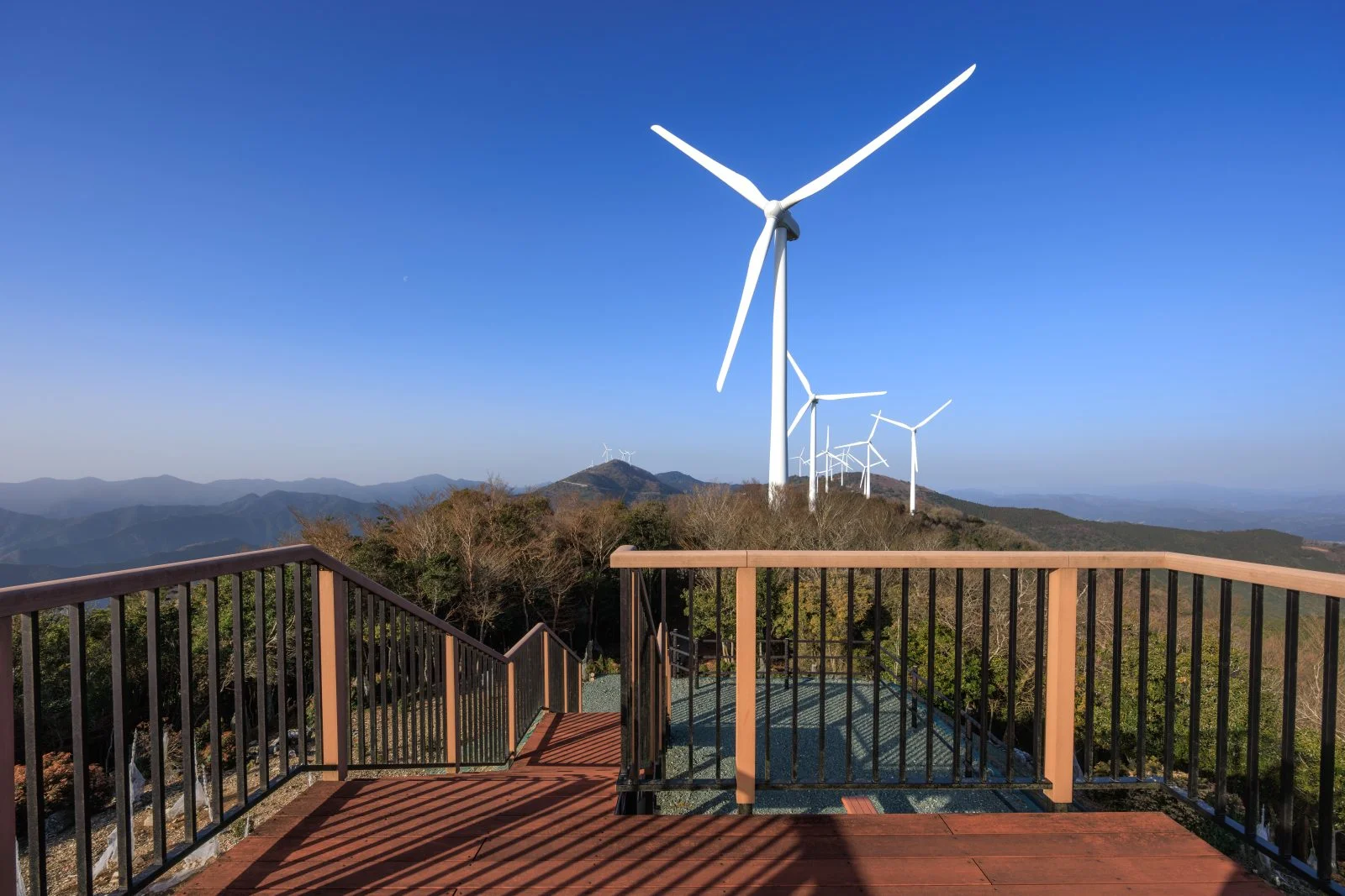 無料壁紙 展望台から眺める風車。PCとデスクトップ壁紙に最適な4K高画質の無料壁紙。三重県度会町の度会ウィンドファームで撮影したフリー写真素材