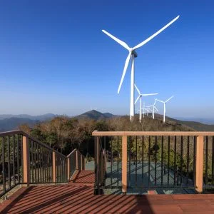 無料壁紙 展望台から眺める風車。PCとデスクトップ壁紙に最適な4K高画質の無料壁紙。三重県度会町の度会ウィンドファームで撮影したフリー写真素材