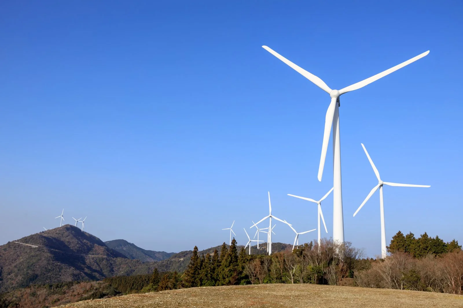 無料壁紙 山々に立ち並ぶ風車。PCとデスクトップ壁紙に最適な4K高画質の無料壁紙。三重県度会町の度会ウィンドファームで撮影したフリー写真素材