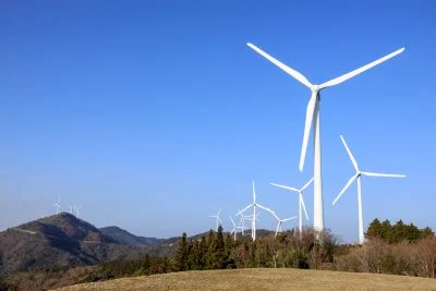 無料壁紙 山々に立ち並ぶ風車。PCとデスクトップ壁紙に最適な4K高画質の無料壁紙。三重県度会町の度会ウィンドファームで撮影したフリー写真素材