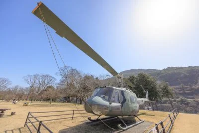 無料壁紙 芝生広場のヘリコプター。PCとデスクトップ壁紙に最適な4K高画質の無料壁紙。三重県度会町の宮リバー度会パークで撮影したフリー写真素材