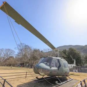 無料壁紙 芝生広場のヘリコプター。PCとデスクトップ壁紙に最適な4K高画質の無料壁紙。三重県度会町の宮リバー度会パークで撮影したフリー写真素材