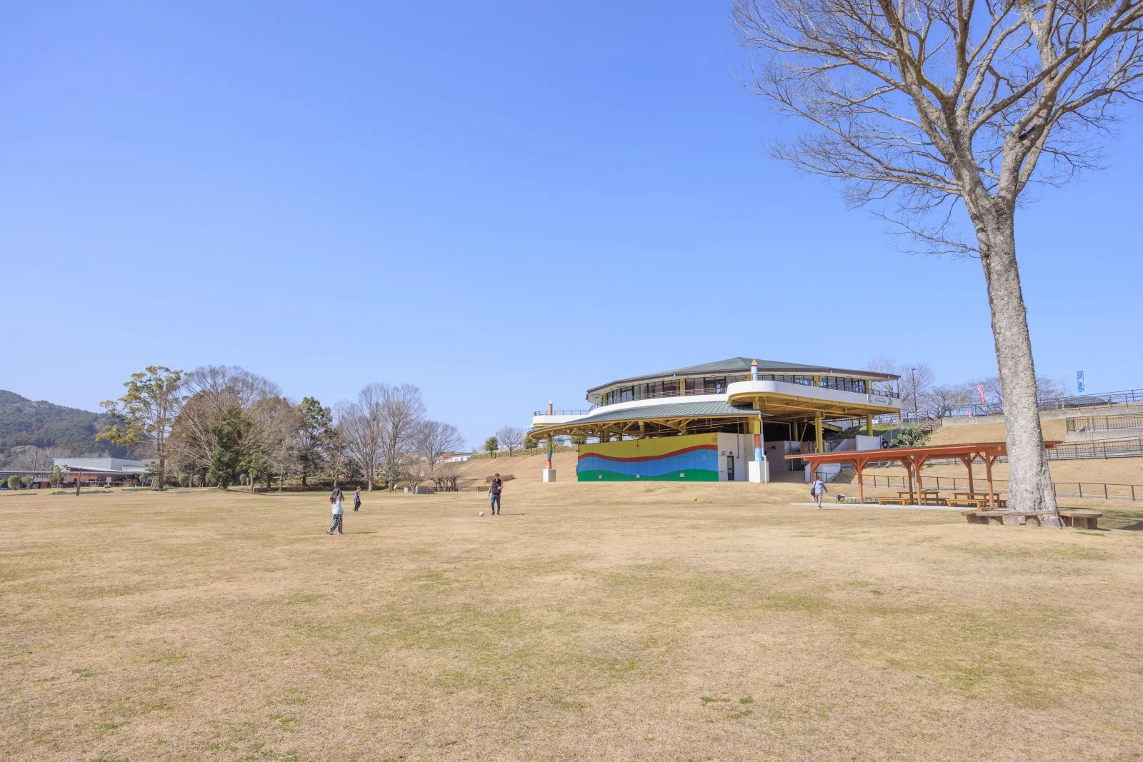 無料壁紙 芝生広場とレストハウス。PCとデスクトップ壁紙に最適な4K高画質の無料壁紙。三重県度会町の宮リバー度会パークで撮影したフリー写真素材