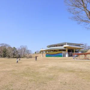 無料壁紙 芝生広場とレストハウス。PCとデスクトップ壁紙に最適な4K高画質の無料壁紙。三重県度会町の宮リバー度会パークで撮影したフリー写真素材