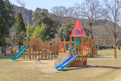 無料壁紙 アスレチック遊具。PCとデスクトップ壁紙に最適な4K高画質の無料壁紙。三重県度会町の宮リバー度会パークで撮影したフリー写真素材