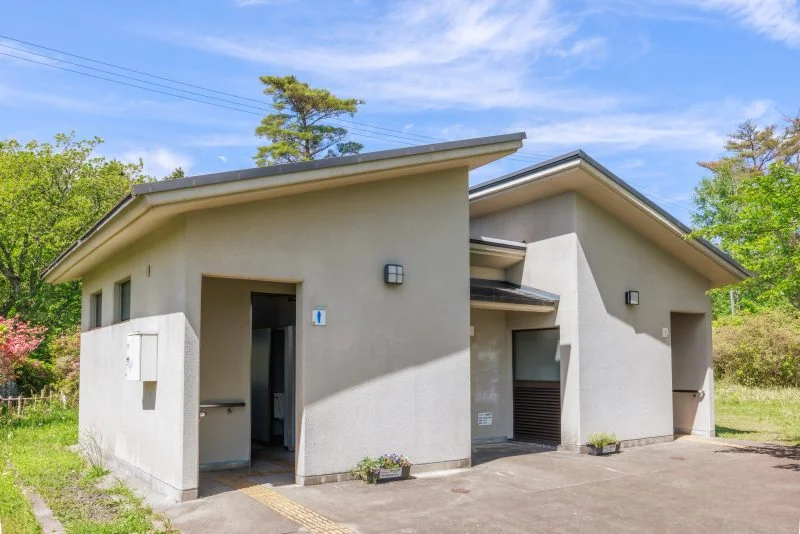 無料壁紙 公衆トイレ。PCとデスクトップ壁紙に最適な4K高画質の無料壁紙。三重県伊賀市の余野公園で撮影したフリー写真素材