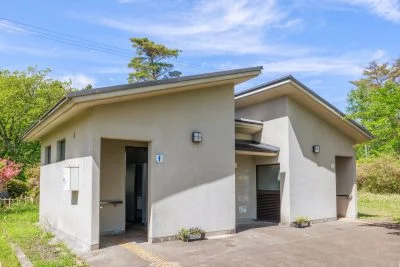 無料壁紙 公衆トイレ。PCとデスクトップ壁紙に最適な4K高画質の無料壁紙。三重県伊賀市の余野公園で撮影したフリー写真素材