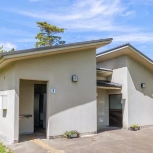 無料壁紙 公衆トイレ。PCとデスクトップ壁紙に最適な4K高画質の無料壁紙。三重県伊賀市の余野公園で撮影したフリー写真素材