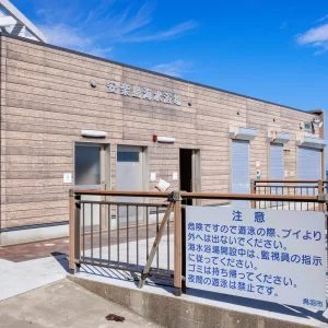 無料壁紙 公衆トイレ・更衣室・シャワーを併設した建物。PCとデスクトップ壁紙に最適な4K高画質の無料壁紙。三重県鳥羽市の安楽島海水浴場で撮影したフリー写真素材