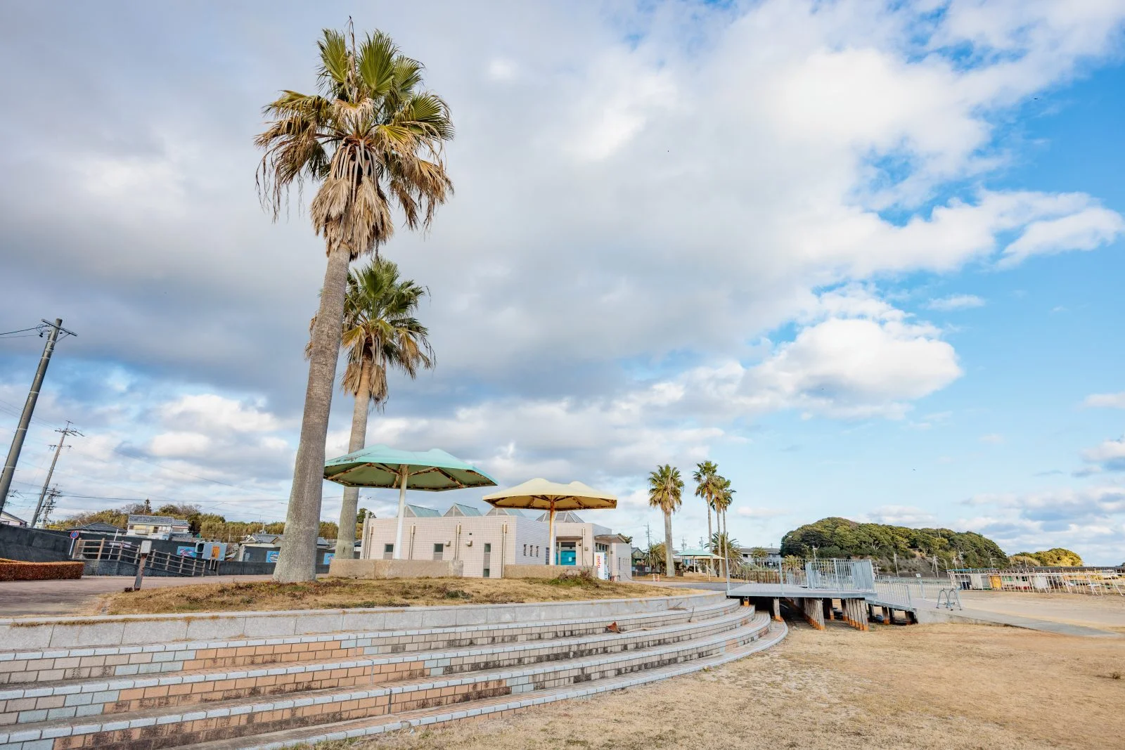 無料壁紙 公衆トイレ周辺。PCとデスクトップ壁紙に最適な4K高画質の無料壁紙。三重県志摩市の大矢浜海水浴場で撮影したフリー写真素材