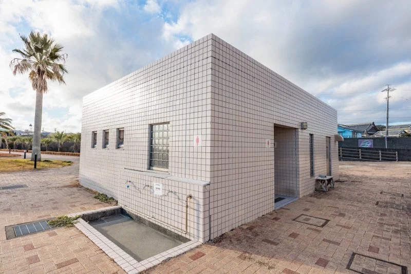 無料壁紙 公衆トイレ。PCとデスクトップ壁紙に最適な4K高画質の無料壁紙。三重県志摩市の大矢浜海水浴場で撮影したフリー写真素材