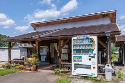 無料壁紙 受付（トイレ・自販機を併設）。PCとデスクトップ壁紙に最適な4K高画質の無料壁紙。三重県津市のリバーパーク真見で撮影したフリー写真素材