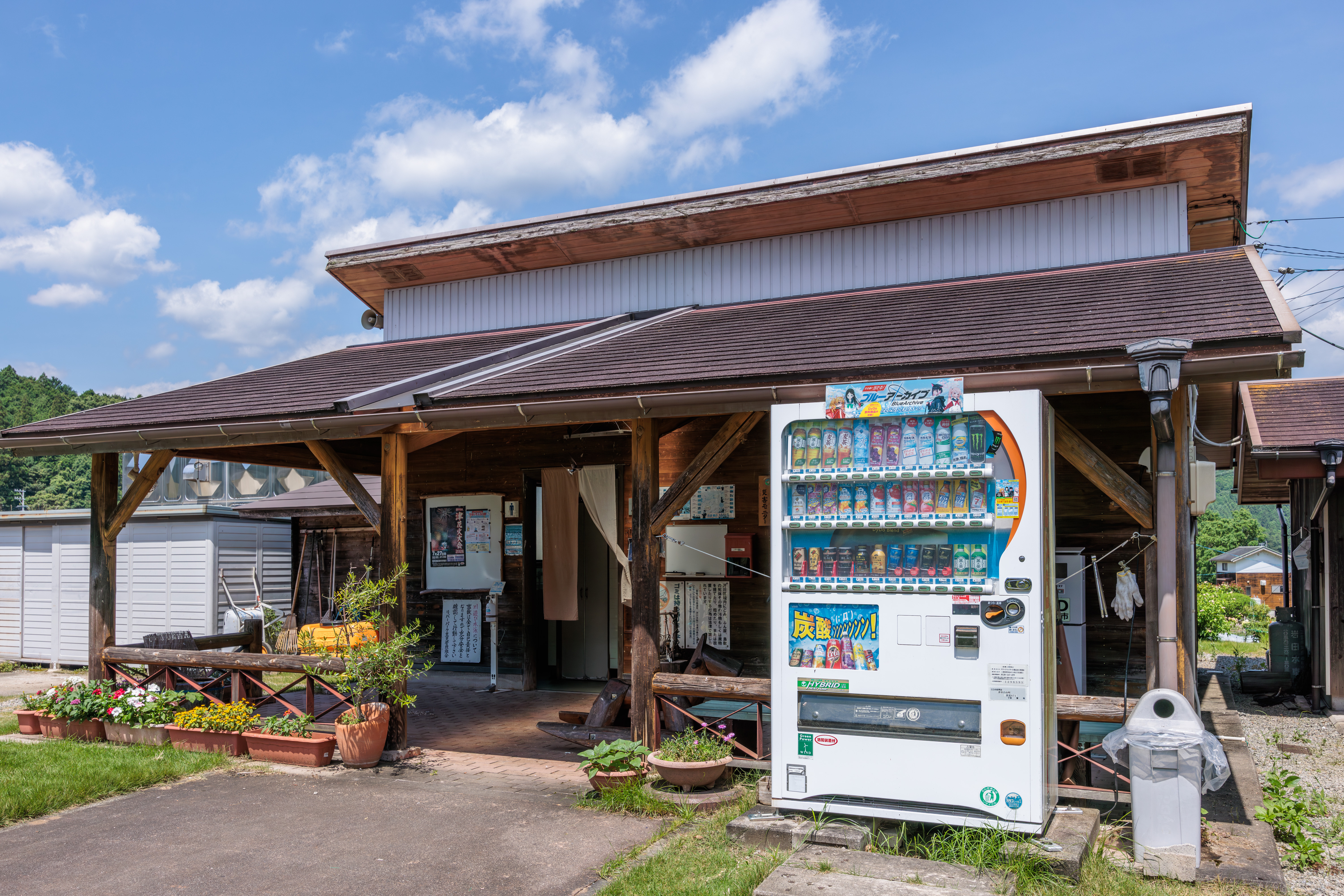 無料壁紙 受付(トイレ・自販機を併設)。PCとデスクトップ壁紙に最適な4K高画質の無料壁紙。三重県津市のリバーパーク真見で撮影したフリー写真素材