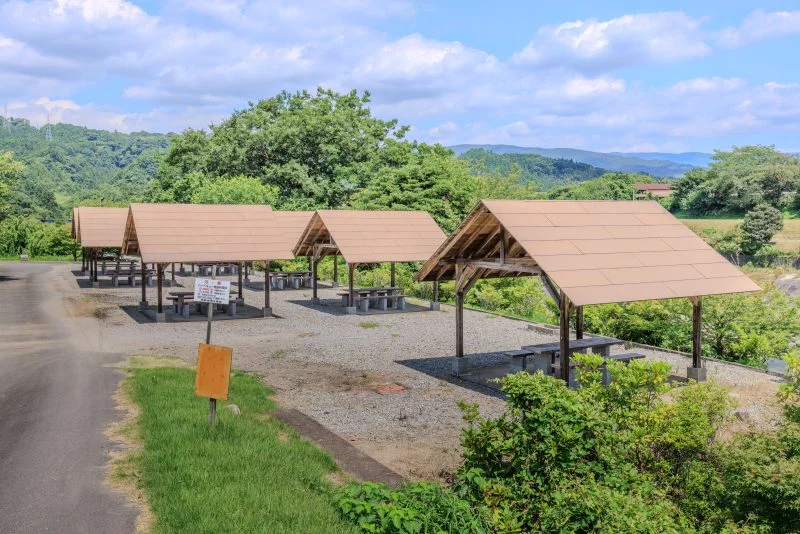 無料壁紙 屋根ありのBBQスペースたち。PCとデスクトップ壁紙に最適な4K高画質の無料壁紙。三重県津市のリバーパーク真見で撮影したフリー写真素材