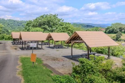 無料壁紙 屋根ありのBBQスペースたち。PCとデスクトップ壁紙に最適な4K高画質の無料壁紙。三重県津市のリバーパーク真見で撮影したフリー写真素材