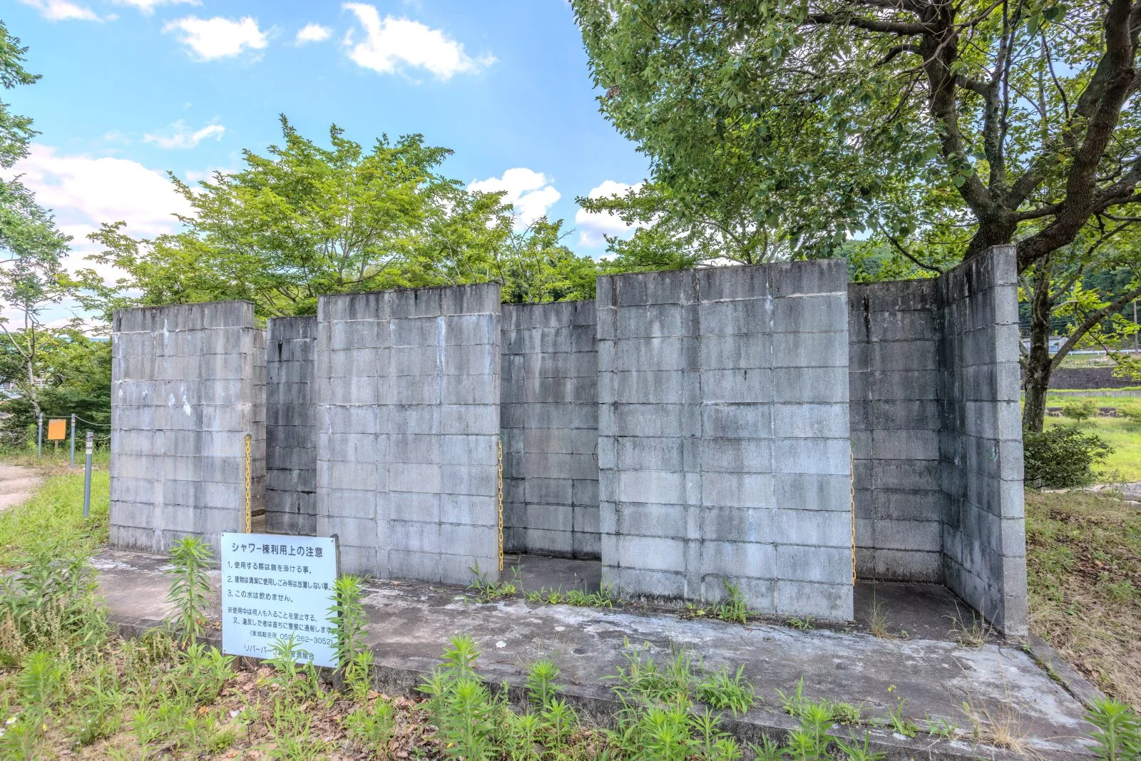 無料壁紙 シャワー施設の外観。PCとデスクトップ壁紙に最適な4K高画質の無料壁紙。三重県津市のリバーパーク真見で撮影したフリー写真素材