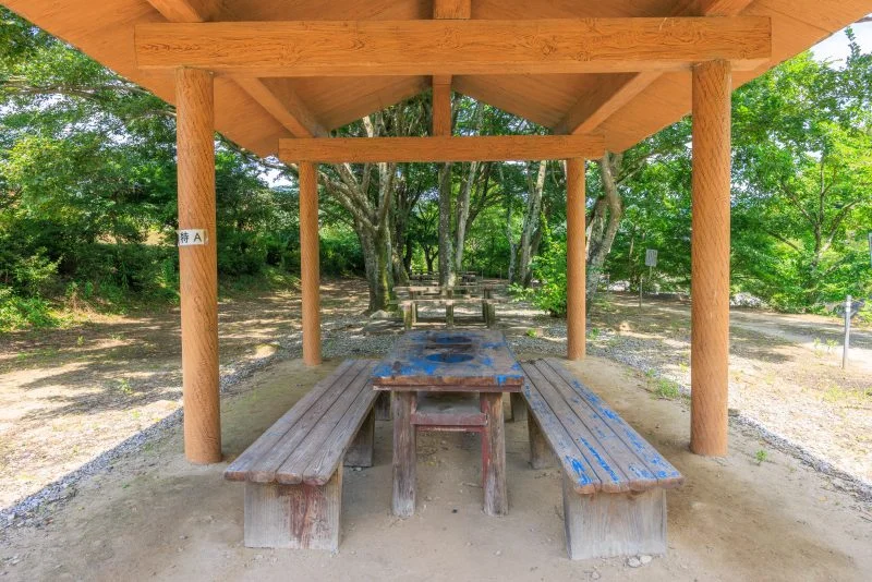 無料壁紙 屋根付きのBBQスペース。PCとデスクトップ壁紙に最適な4K高画質の無料壁紙。三重県津市のリバーパーク真見で撮影したフリー写真素材