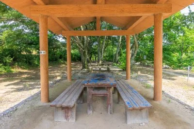 無料壁紙 屋根付きのBBQスペース。PCとデスクトップ壁紙に最適な4K高画質の無料壁紙。三重県津市のリバーパーク真見で撮影したフリー写真素材