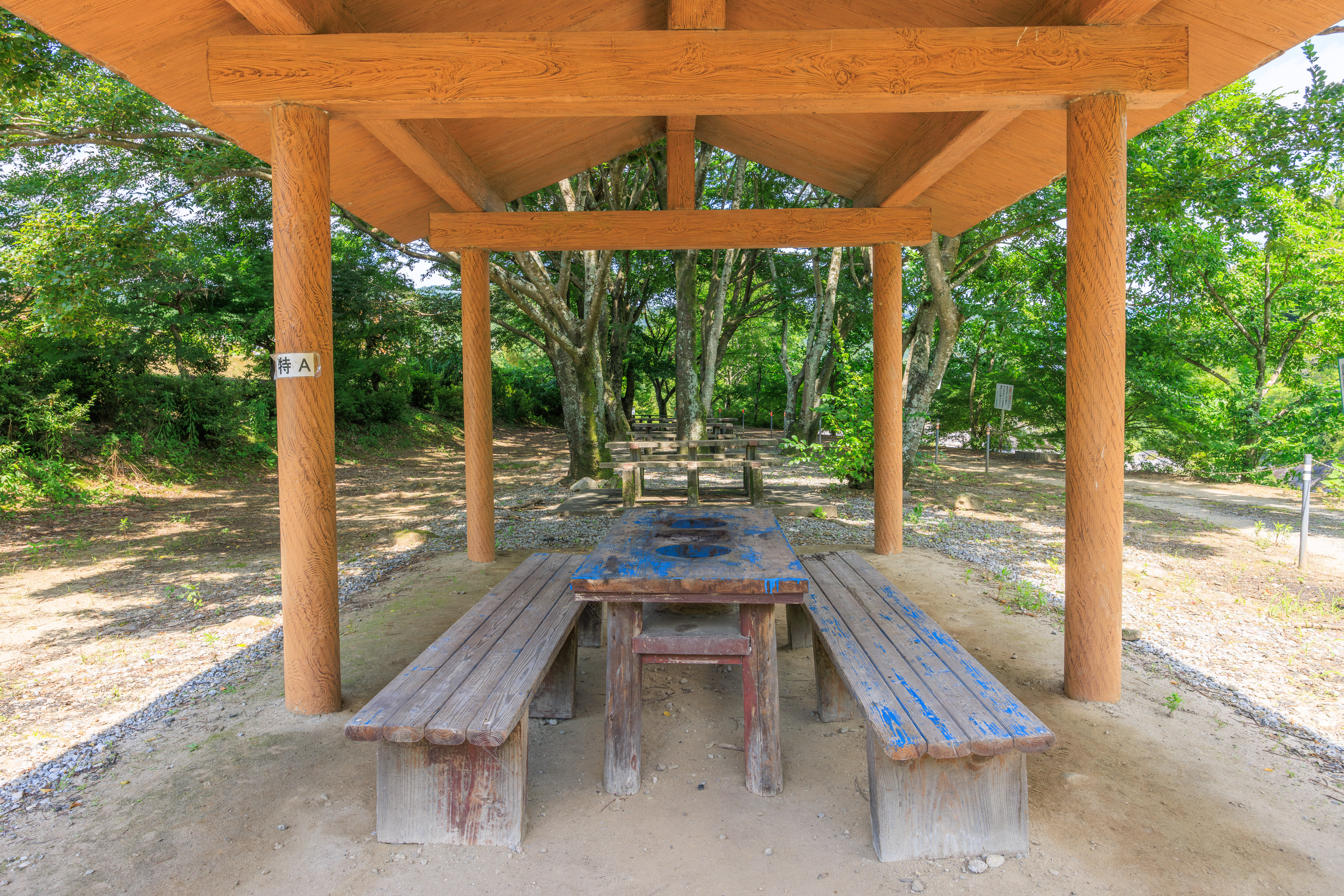 無料壁紙 屋根付きのBBQスペース。PCとデスクトップ壁紙に最適な4K高画質の無料壁紙。三重県津市のリバーパーク真見で撮影したフリー写真素材