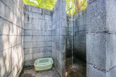 無料壁紙 無料の冷水シャワーと簡易的な更衣室。PCとデスクトップ壁紙に最適な4K高画質の無料壁紙。三重県津市のリバーパーク真見で撮影したフリー写真素材