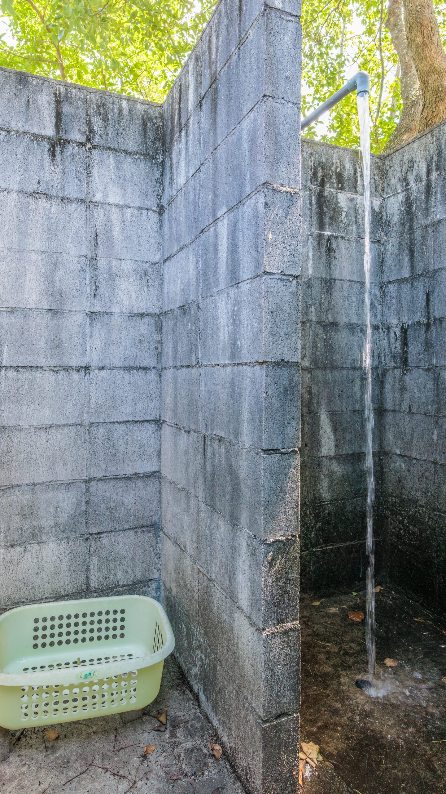 無料の冷水シャワーと簡易的な更衣室(三重県津市・リバーパーク真見)