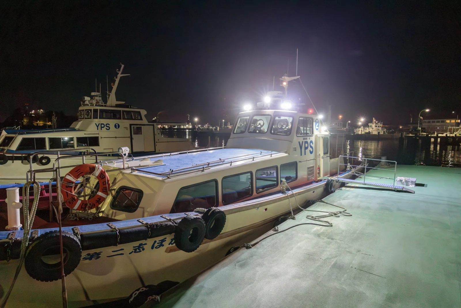 無料壁紙 乗船するクルーズ船（第二志ほかぜ）。PCとデスクトップ壁紙に最適な4K高画質の無料壁紙。三重県四日市市の四日市コンビナート夜景クルーズで撮影したフリー写真素材