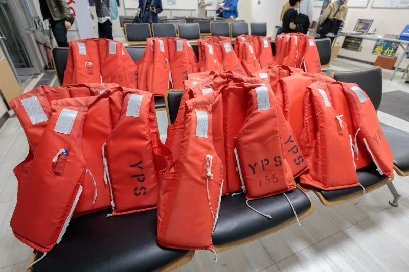 無料壁紙 クルーズ乗船時に着用する救命胴衣。PCとデスクトップ壁紙に最適な4K高画質の無料壁紙。三重県四日市市の四日市コンビナート夜景クルーズで撮影したフリー写真素材