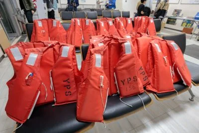 無料壁紙 クルーズ乗船時に着用する救命胴衣。PCとデスクトップ壁紙に最適な4K高画質の無料壁紙。三重県四日市市の四日市コンビナート夜景クルーズで撮影したフリー写真素材