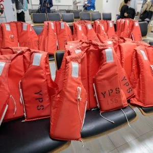 無料壁紙 クルーズ乗船時に着用する救命胴衣。PCとデスクトップ壁紙に最適な4K高画質の無料壁紙。三重県四日市市の四日市コンビナート夜景クルーズで撮影したフリー写真素材