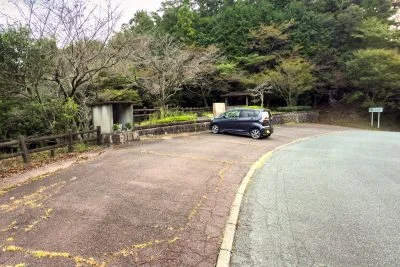 無料壁紙 駐車場。６台ほど駐車できます。PCとデスクトップ壁紙に最適な4K高画質の無料壁紙。三重県大台町の感謝の丘で撮影したフリー写真素材