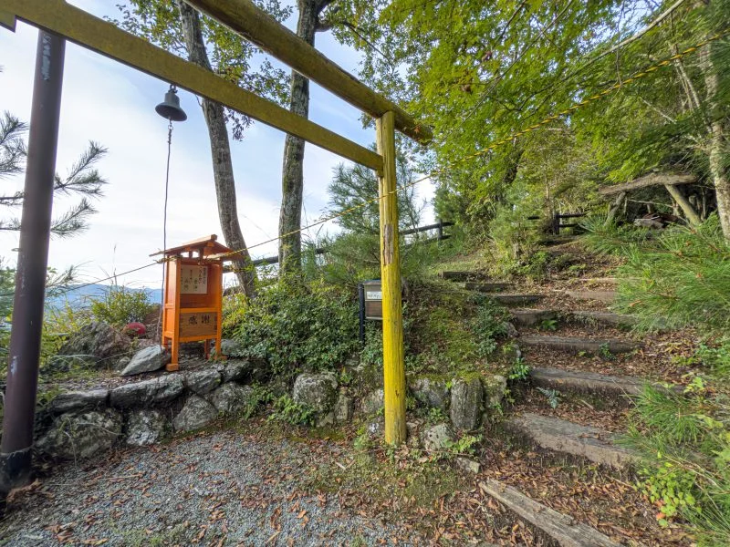 無料壁紙 福の鐘と鳥居がある展望エリア。PCとデスクトップ壁紙に最適な4K高画質の無料壁紙。三重県大台町の感謝の丘で撮影したフリー写真素材