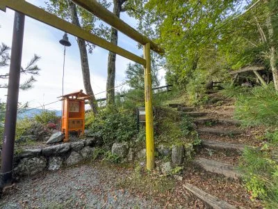 無料壁紙 福の鐘と鳥居がある展望エリア。PCとデスクトップ壁紙に最適な4K高画質の無料壁紙。三重県大台町の感謝の丘で撮影したフリー写真素材