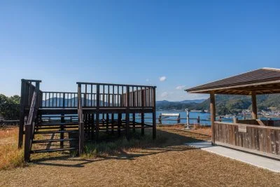 無料壁紙 展望デッキと東屋。PCとデスクトップ壁紙に最適な4K高画質の無料壁紙。三重県南伊勢町の中ノ磯展望台で撮影したフリー写真素材