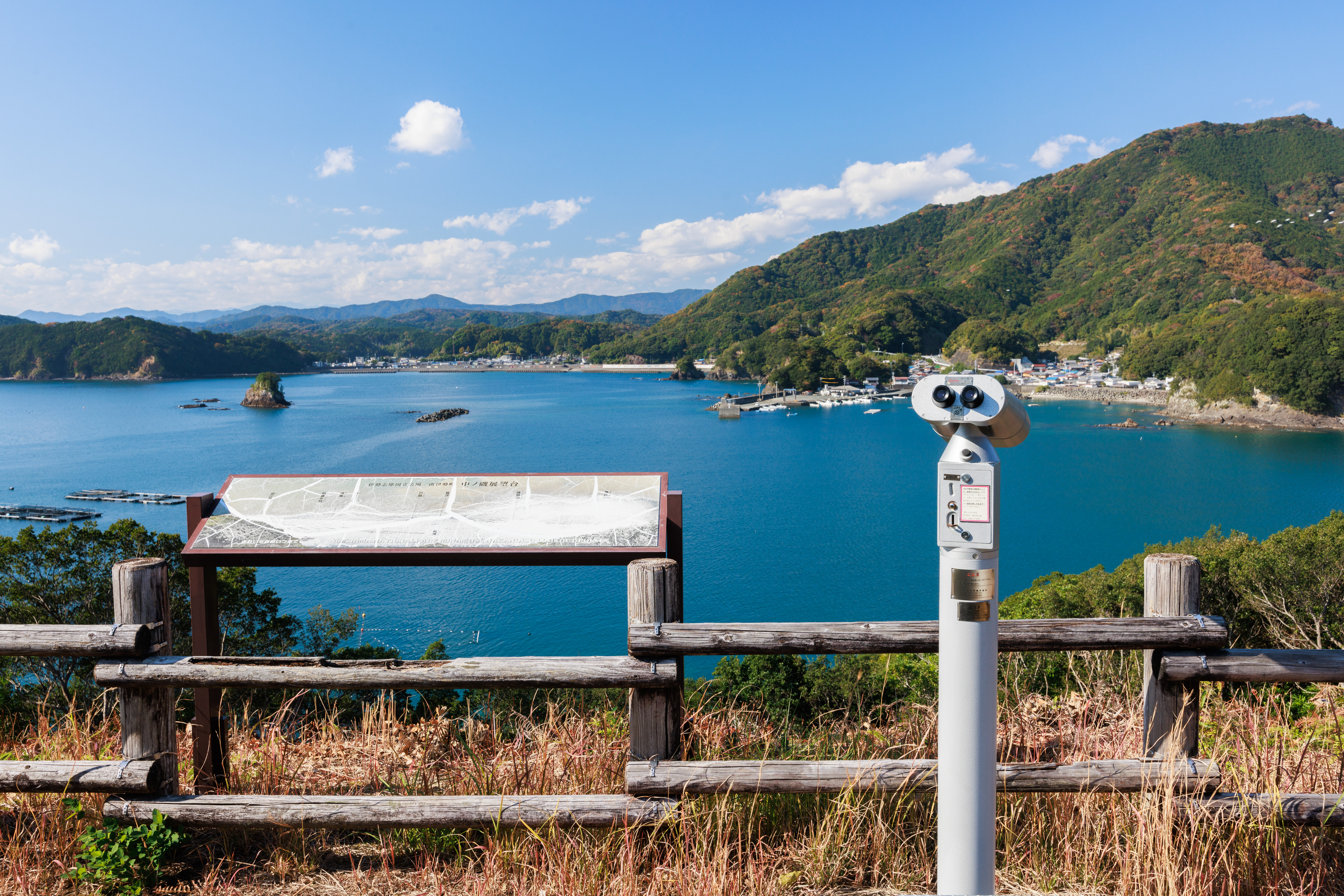 無料壁紙 展望台の看板と双眼鏡。PCとデスクトップ壁紙に最適な4K高画質の無料壁紙。三重県南伊勢町の中ノ磯展望台で撮影したフリー写真素材